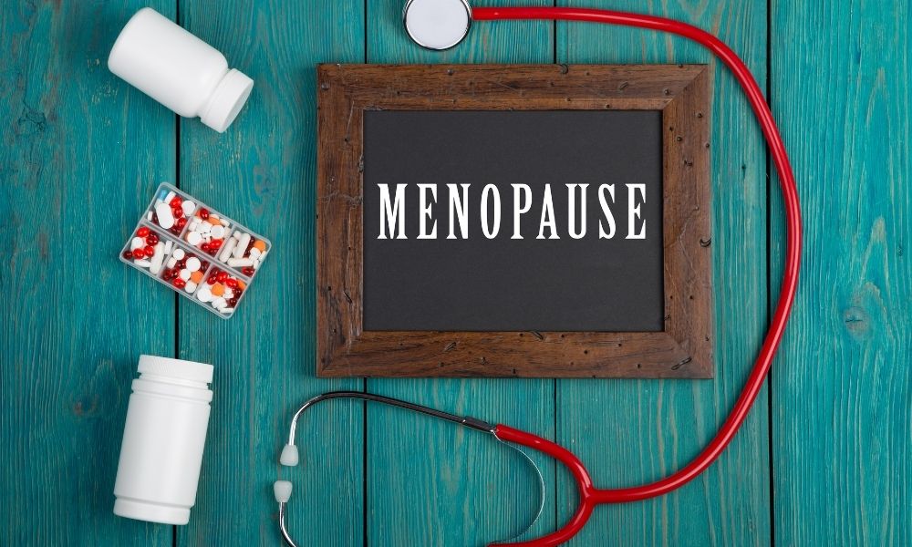 Nauja apklausa rodo, kad daugiau nei viena iš keturių moterų naudoja kanapes menopauzės simptomams gydyti.